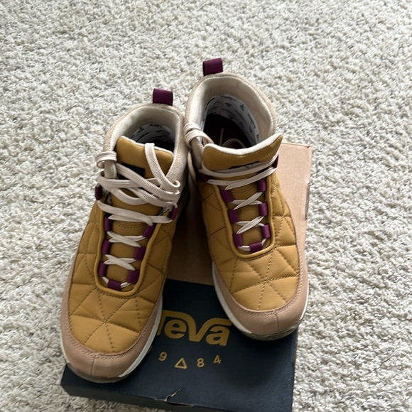 Teva commuter boot, US size 7, EUC - Picture 7 of 7